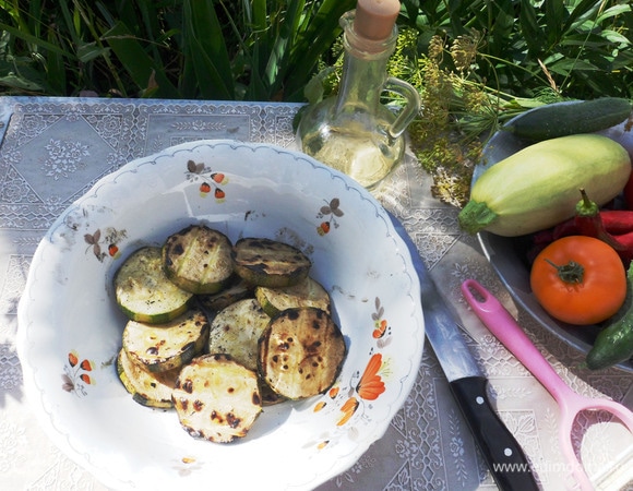 Можно обжарить кабачки на сковороде, но приготовленные на гриле «с дымком» они особенно вкусны. Обжариваем кабачки с двух сторон. Степень прожарки регулируйте по своему вкусу.