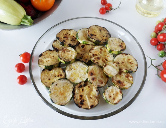 Собираем салат. Выкладываем кабачки на блюдо.