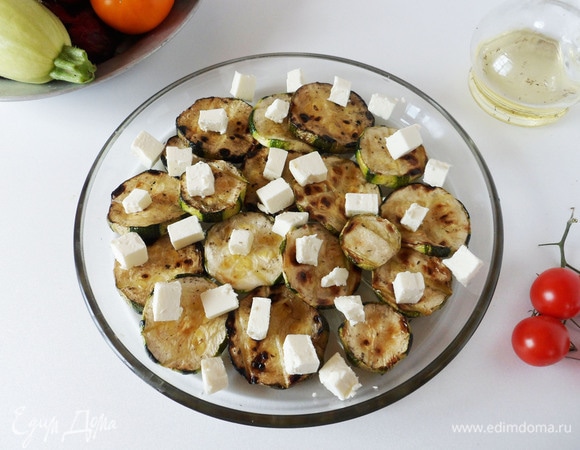 Сверху — кусочки сыра (у меня фета).