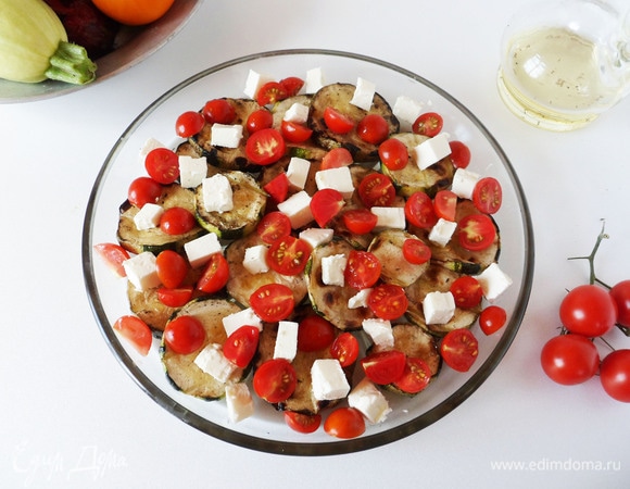 Туда же половинки черри.