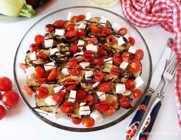 Добавляем немного черного молотого перца, бальзамического соуса и растительного масла.