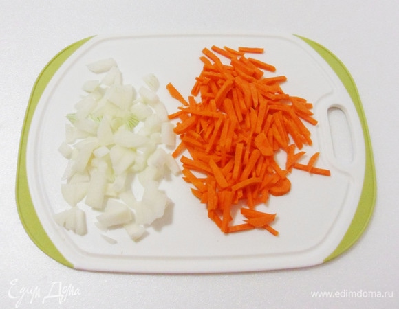 Все овощи вымыть и почистить. Морковь нарезать соломкой, репчатый лук измельчить.