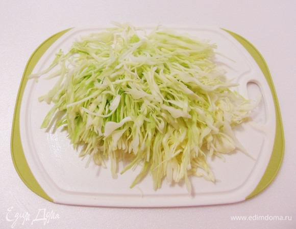 Молодую капусту шинкуем.