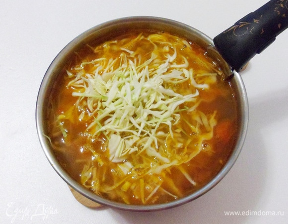 Закладываем капусту в кастрюлю, добавляем чеснок, соль и черный перец. Варим до готовности капусты еще около 10 минут.