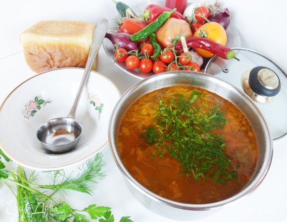 За несколько минут до конца варки положить в кастрюлю зелень. Дать щам немного настояться. Щи из молодой капусты с копчеными ребрышками готовы.