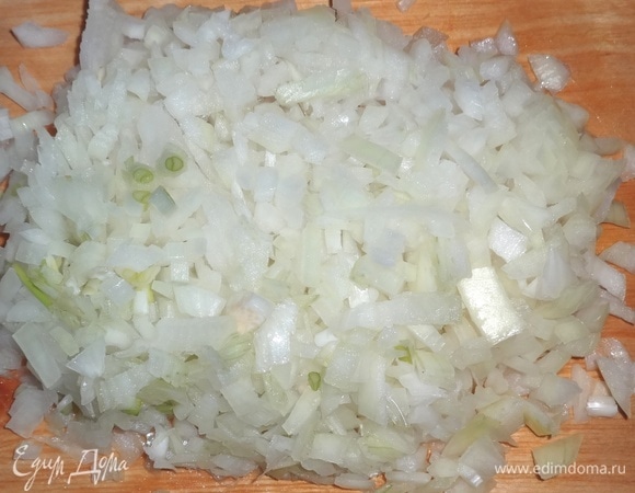 Лук очистите и мелко нарежьте.