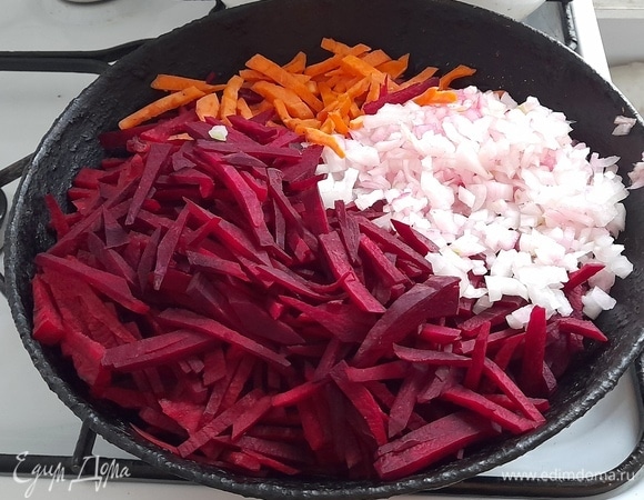 В сковороде разогрейте растительное масло, выложите нарезанные овощи и все перемешайте.