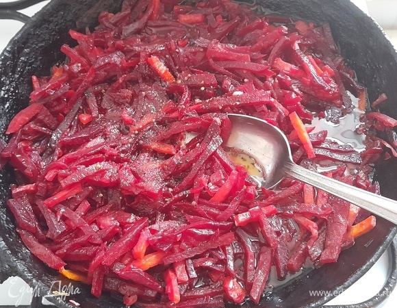 Тушите овощи на небольшом огне, периодически помешивая, пока не станут мягкими. В конце добавьте уксус, сахар, все перемешайте и тушите еще 5 минут. Затем выключите плиту. 