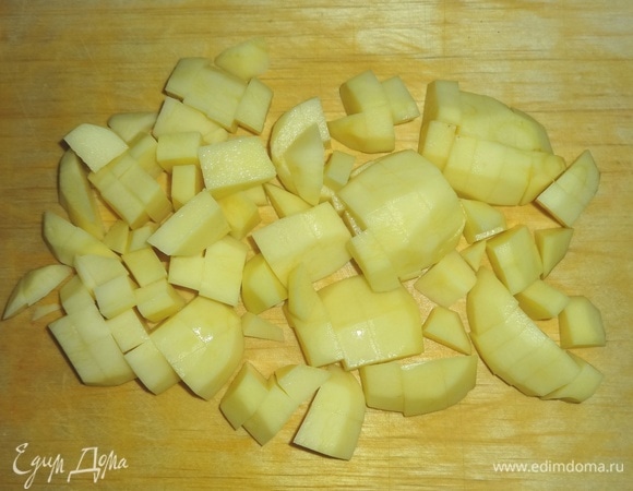 В кастрюлю налейте воду и вскипятите ее. Картофель очистите, вымойте и нарежьте небольшими кусочками. Варить свекольник можно и без картофеля, тогда количество свеклы можно увеличить.