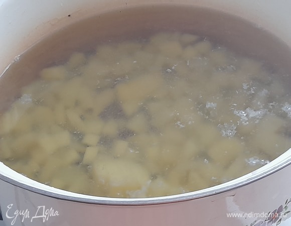 В кипящую воду положите картофель и варите его, пока не станет мягким.