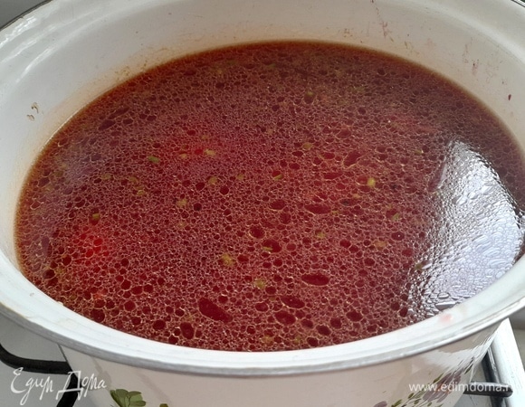 Когда картофель будет готов, в кастрюлю отправьте овощную зажарку.