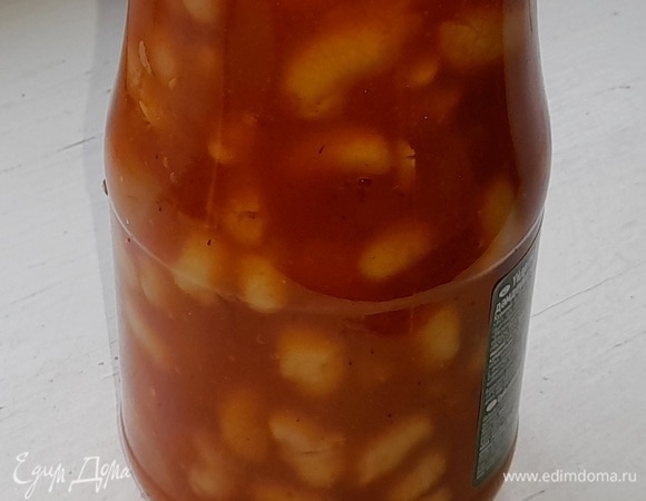 Откройте банку с консервированной фасолью. У меня — белая в томатном соусе.