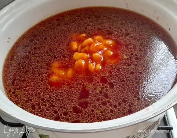 Отправьте фасоль в кастрюлю и все перемешайте.