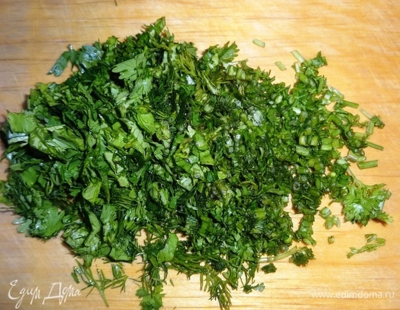 Зелень (у меня петрушка и укроп) вымойте, обсушите и мелко нарежьте.