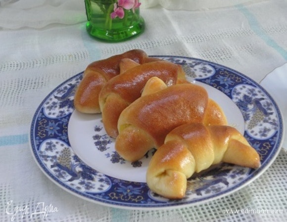 Готовые круасаны я смазываю прямо на противне сахарным сиропом (одна часть сахара и две части воды) и возвращаю в духовку еще на пару минут.