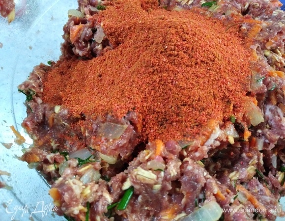 Следом высыпьте копченую паприку и перемешайте. 