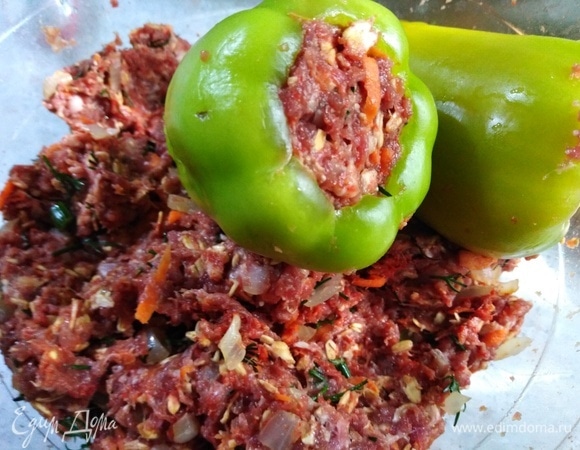 Перцы вычистите, промойте и начините фаршем.