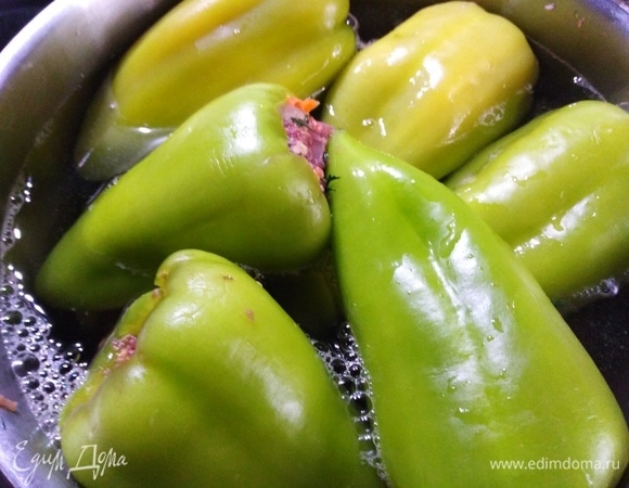 Выложите в кастрюлю и залейте водой. Добавьте лавровый лист. После чего варите под крышкой 15 минут с момента закипания.