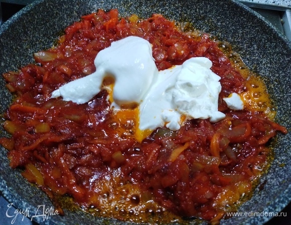 Соедините все со сметаной. Обжарьте.