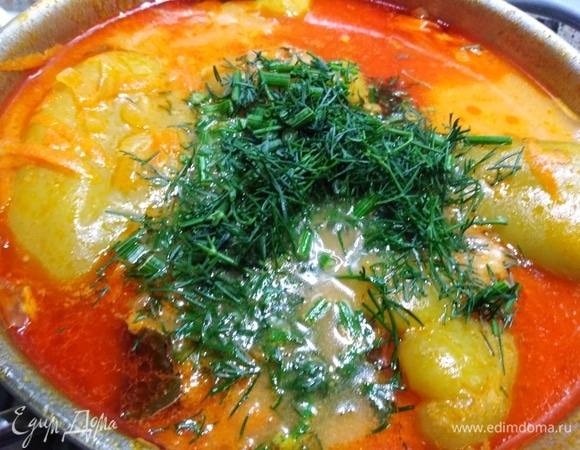 За пять минут до конца готовки в соусе от перца разведите ложку муки. В конце добавьте зелень.