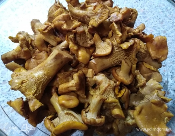 Подготовить грибы. Почистить, промыть, отварить в подсоленной воде в течение 20 минут с добавлением специй, какие вы любите. Слить всю жидкость.