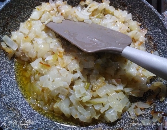 Отдельно на 100 г сливочного масла пожарить репчатый лук.