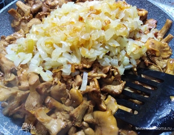 Соединить грибы с луком.