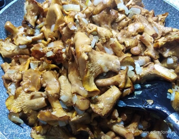 Обжарить в течение нескольких минут, помешивая и корректируя соль.