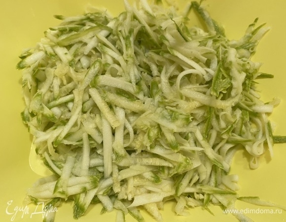 Кабачок натереть на крупной терке.