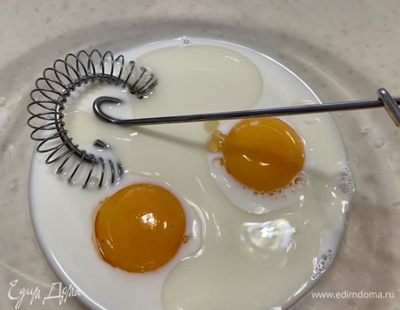 В миску влить молоко, добавить желтки от двух яиц и растопленное сливочное масло, перемешать. В другой миске соединить муку, соль и разрыхлитель. Ввести жидкие ингредиенты в сухие. Добавить кабачок и шпинат. Перемешать венчиком до однородности.