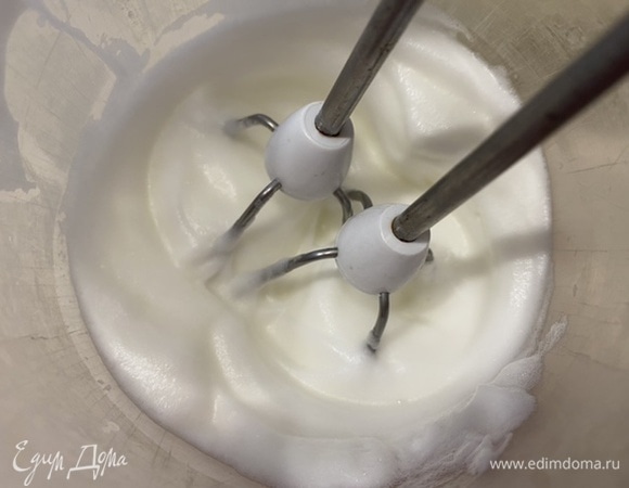 Взбить белки.