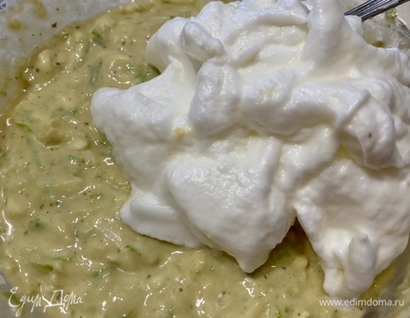 Добавить в тесто взбитые белки и аккуратно лопаткой перемешать. Вафельницу разогреть. Выкладывать тесто по 1 ст. л. на одну вафлю. Выпекать в течение 1,5–2 минут до готовности. Подавать со сметаной и салатом из свежих огурцов, томатов и лука, заправив оливковым маслом. Приятного аппетита!