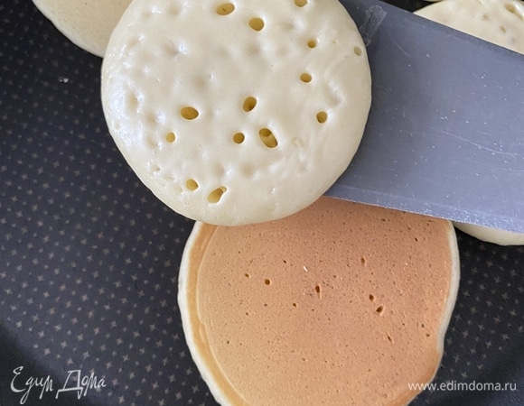 Все ингредиенты комнатной температуры. Из данной порции получается 20 панкейков.<br />
Взбить миксером яйца с сахаром в пышную светлую массу. Добавить кефир, растительное масло и еще раз взбить до однородности на средней скорости миксера.<br />
Муку соединить с содой, перемешать, просеять. Добавить в тесто и еще раз взбить до однородной консистенции. Отставить тесто на 15 минут. Жарить на сухой сковороде, на среднем огне!