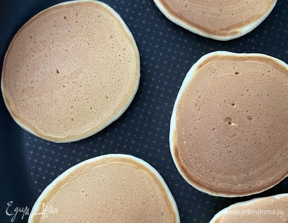 Как только на поверхности теста появятся дырочки, перевернуть и поджарить с другой стороны до румяной корочки. По времени это примерно минут 5.