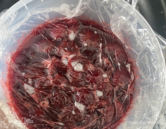 Соус необходимо приготовить заранее. Из вишни удалить косточки. Положить ягоду в сотейник с толстым дном, туда же влить выделившийся сок. Поставить на огонь ниже среднего и немного нагреть, приблизительно до 40°C.<br />
Сахар смешать с пектином, всыпать дождиком в сотейник, довести массу до кипения, проварить на среднем огне 4–5 минут. Перелить соус в другую емкость, накрыть пленкой в контакт, охладить.