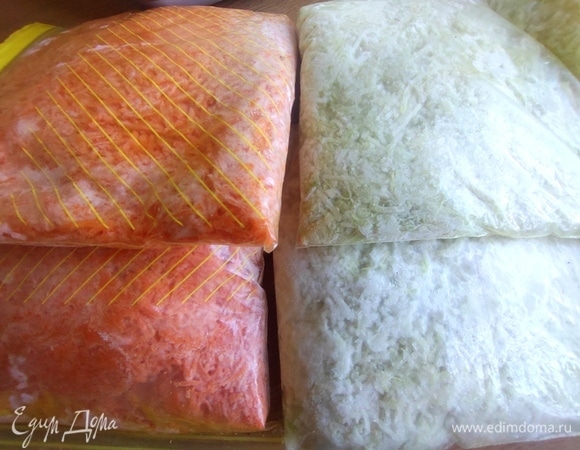 Капуста кольраби (вместе с кожицей) у меня хранится в заморозке, как и морковь. Очень удобно: натереть на эл. мясорубке — и по пакетам с застежкой. Главное, пакет расплющить, чтобы потом легко отломить нужное количество, да и в морозилке займет меньше места.