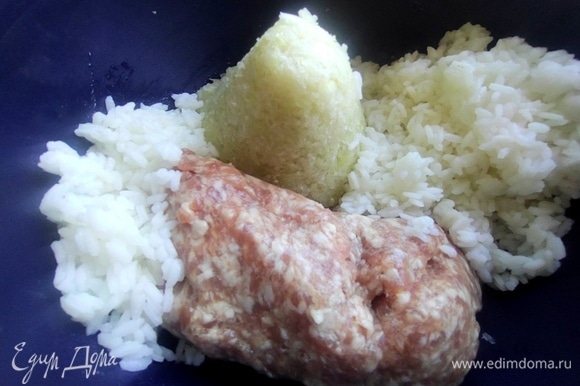 Соединить фарш (свинина+говядина) с рисом и процеженной кольраби.