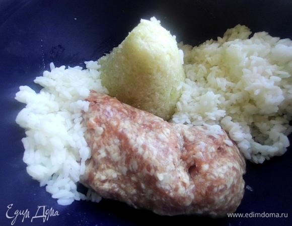 Соединить фарш (свинина+говядина) с рисом и процеженной кольраби.