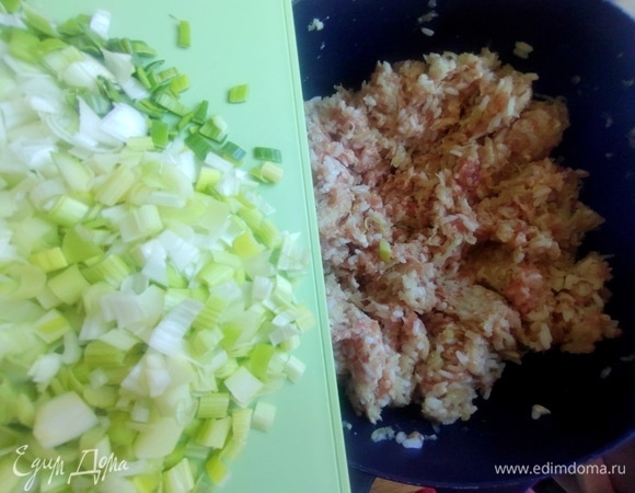 Всыпать нарезанный лук–порей или репчатый.