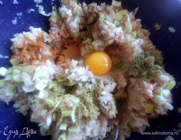 Добавить яйцо и специи.