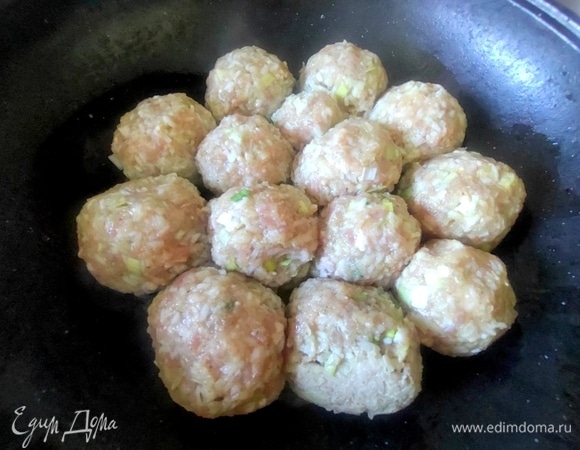 Мокрыми руками скатать шарики и перенести в сковороду, у меня вок.