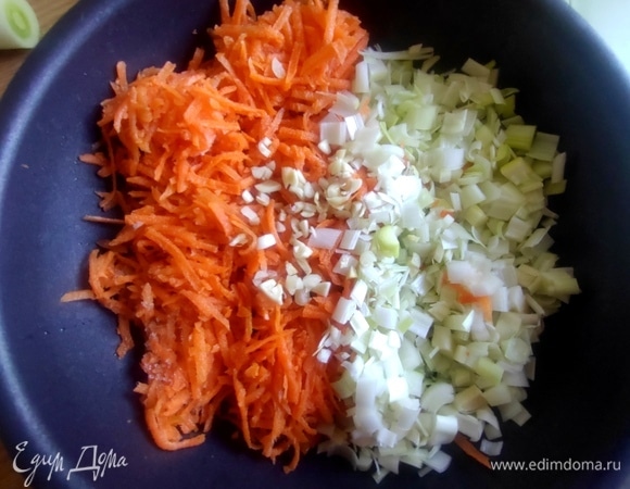 Обжарить тертую морковь, лук, чеснок.
