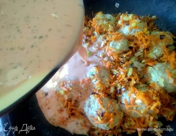 Полить равномерно шарики в сковороде.