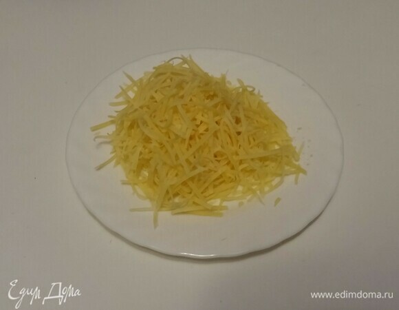 Сыр натереть на мелкой терке.