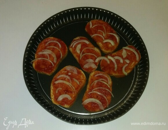 Затем на каждый тост выложить нарезанный репчатый лук.