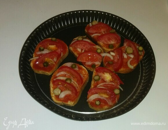 После этого на каждый тост положить кружочки каперсов.