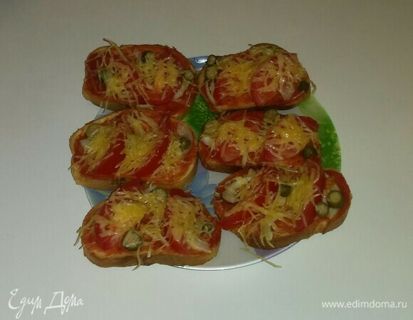 Мини-пиццы готовы, можно подавать к столу. Приятного аппетита!