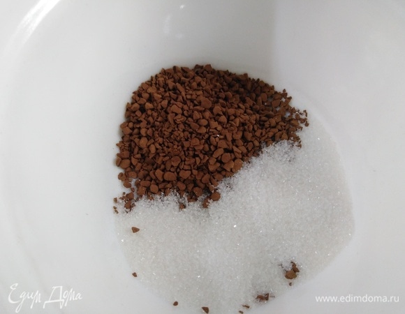 В кружку насыпать кофе и сахар.