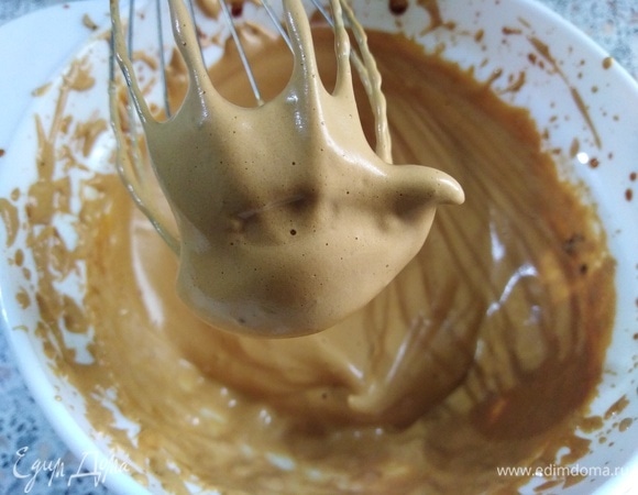 Взбить миксером в течение 1 минуты, начиная с малых оборотов и постепенно увеличивая.