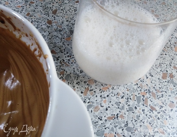 В стакан налить молоко. Выложить сверху кофейный крем.